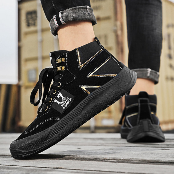 Μοντέρνα ανδρικά χειμερινά παπούτσια με επίπεδη σόλα και επιγραφή