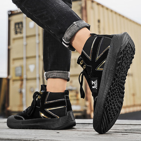 Μοντέρνα ανδρικά χειμερινά παπούτσια με επίπεδη σόλα και επιγραφή