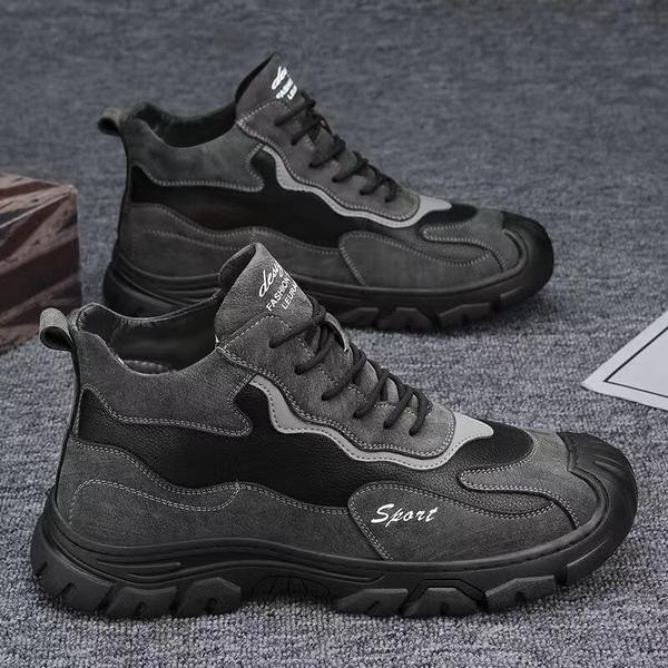 Muške čizme sa vezicama i natpisom