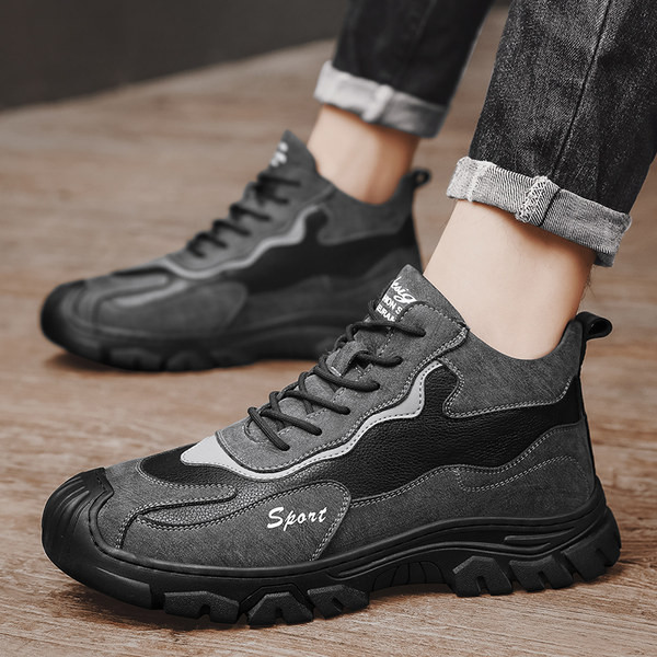 Muške čizme sa vezicama i natpisom