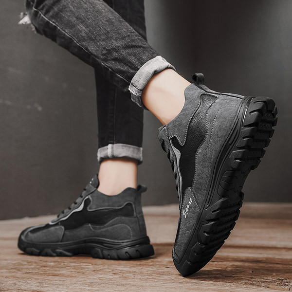 Muške čizme sa vezicama i natpisom