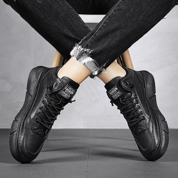 Vīriešu ādas ziemas apavi ar plakanu zoli un uzrakstu