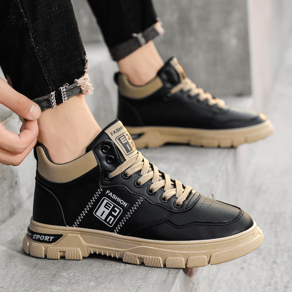 Jauns vīriešu apavu modelis ar uzrakstu