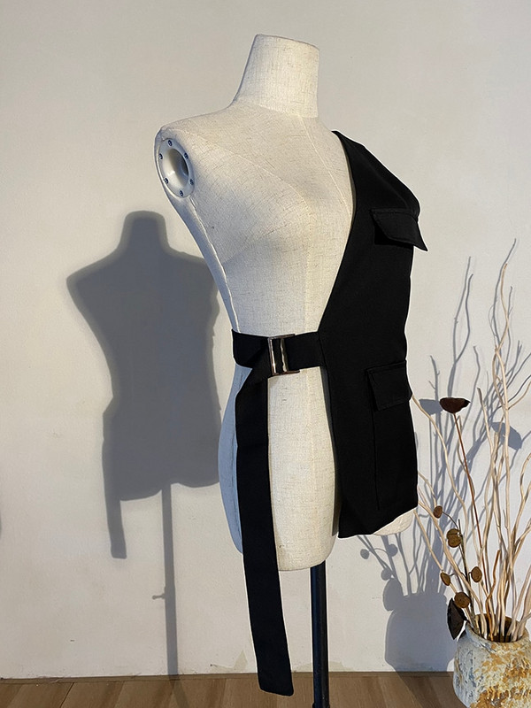 [EAM] Sieviešu brīvi pieguļoša, melna vienā pusē sprādze, sadalīta locītavas veste, jauna V veida apkakle bez piedurknēm modes plūdmaiņas, 2022. gada pavasara rudens 1Y958