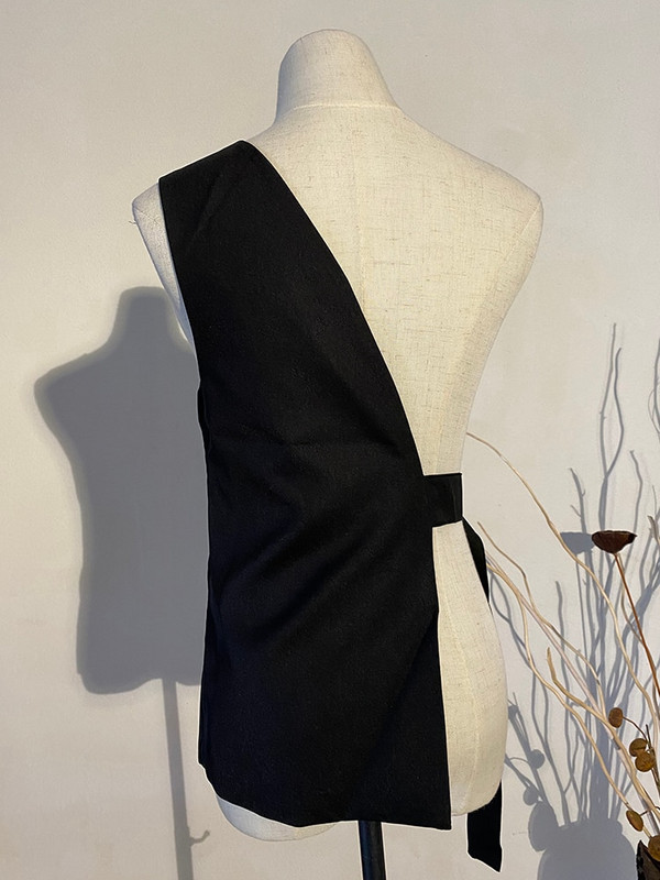 [EAM] Sieviešu brīvi pieguļoša, melna vienā pusē sprādze, sadalīta locītavas veste, jauna V veida apkakle bez piedurknēm modes plūdmaiņas, 2022. gada pavasara rudens 1Y958