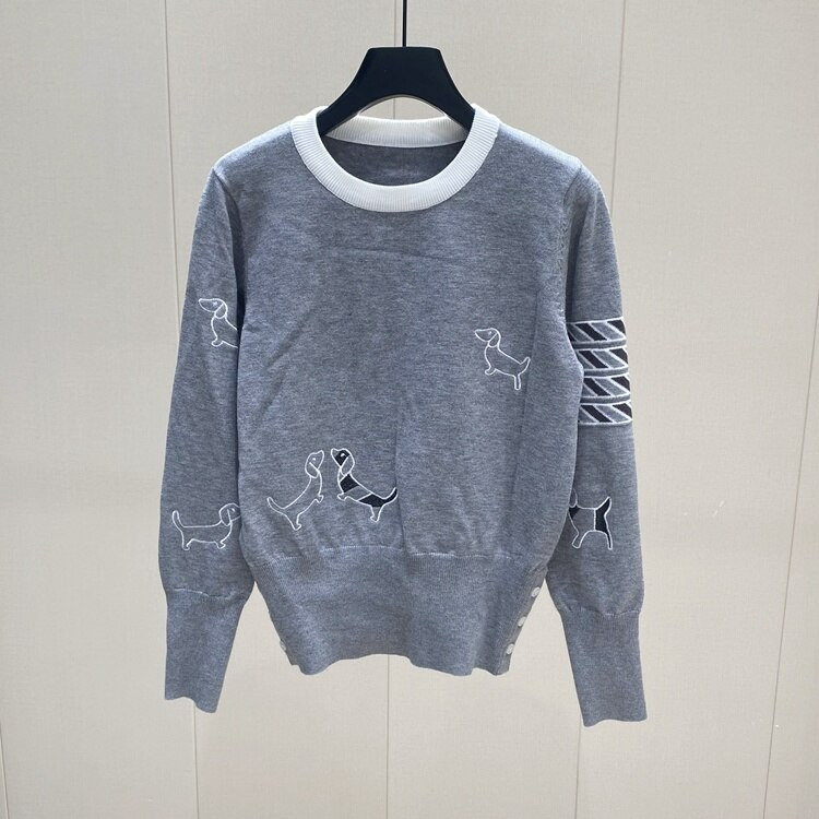 TB THOM 2022. gada jaunā koledžas stila suņu žakarda apkakles krāsas kontrasta džemperi ar garām piedurknēm.