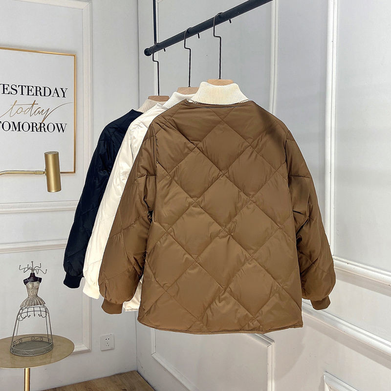 Jauns rudens ziemas biezs sieviešu silts īss parka sieviešu ikdienas vienkrāsains, brīvs statīvs apkakle dūnu jakas virsdrēbes