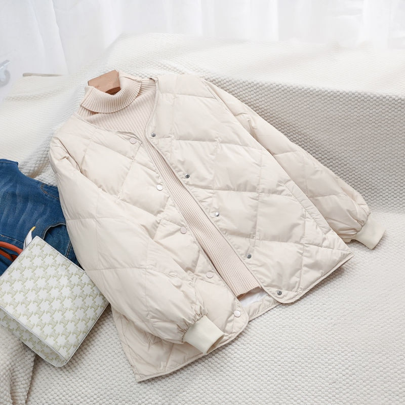 Jauns rudens ziemas biezs sieviešu silts īss parka sieviešu ikdienas vienkrāsains, brīvs statīvs apkakle dūnu jakas virsdrēbes