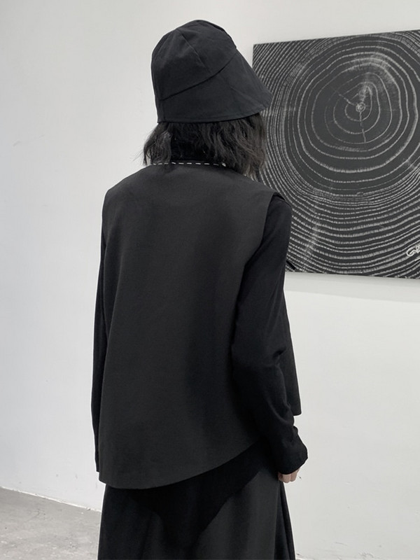 [EAM] Sieviešu brīva piegriezuma, melna augššūta neregulāra veste, jauna V veida apkakle bez piedurknēm, modes plūdmaiņas, 2022. gada pavasara rudens, 1DF1072