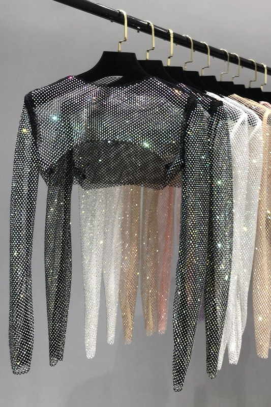 Maza krāsaina šalles tīkla urbjmašīna ir novērsta Gozēties šallēs Vasaras rindkopas plānas ar kondoļu jostu svārkiem ballītes laiks ir īss