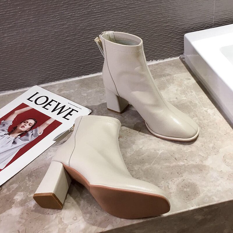 Luksusa zīmola sieviešu smilškrāsas 7 cm bloka augstpapēžu puszābaki 2020. gada ziemas sieviešu kvadrātzābaki Chelsea augstas kvalitātes īsi zābaki