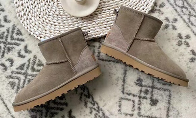 Modne zimske čizme za 2022. Krznene ženske čizme za snijeg Prava ovčja vuna Dekoltirane tople krznene cipele Muške i ženske zimske kratke čizme