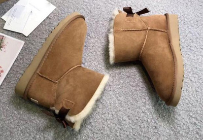 Modne zimske čizme za 2022. Krznene ženske čizme za snijeg Prava ovčja vuna Dekoltirane tople krznene cipele Muške i ženske zimske kratke čizme