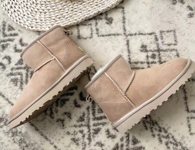 Modne zimske čizme za 2022. Krznene ženske čizme za snijeg Prava ovčja vuna Dekoltirane tople krznene cipele Muške i ženske zimske kratke čizme