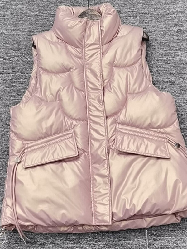 2022. aasta talvel kannab uus nöörimood õhukest puuvillast vesti, puuvillast sulevesti ja naiste mantlit.