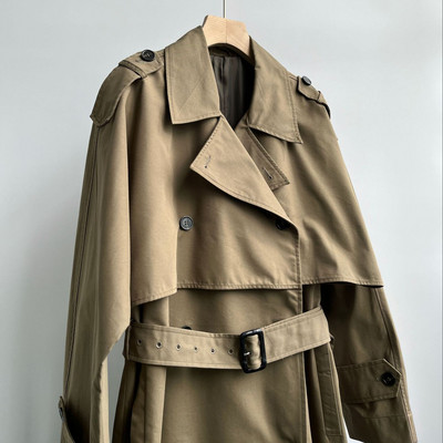 Sieviešu vidēja garuma mētelis, kokvilnas divrindu britu stila, kaklasaites un jostas, sieviešu vējjaka