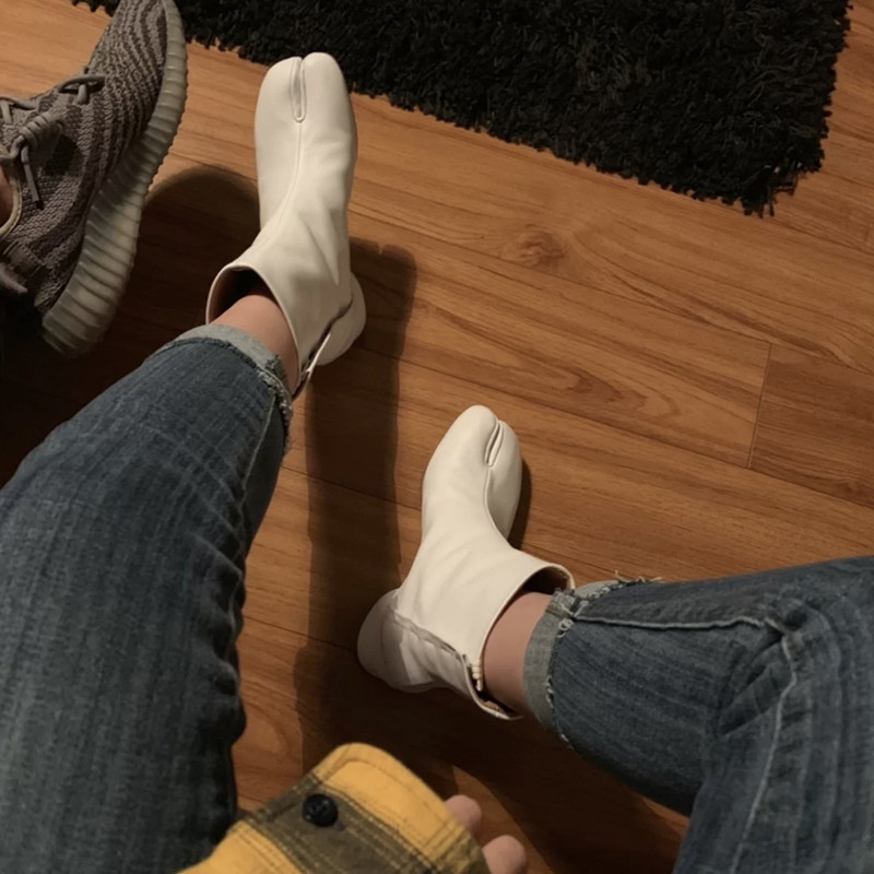 Γυναικεία Split Toe Ninja Tabi Μποτάκια Στρογγυλά Τακούνια 3,5 cm Μεσαίο Τακούνι MM6 Γυναικεία Δερμάτινα Παπούτσια Γυναικεία Κοντά Μποτάκια Μάρκα Σχεδιασμός