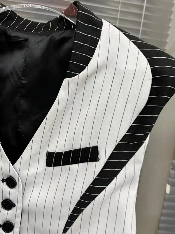 TWOTWINSTYLE Ikdienas svītraini, krāsaini bloka topi sievietēm ar V kakla izgriezumu bez piedurknēm vasaras vestes Sieviešu modes apģērbs 2022 Stils Jauns