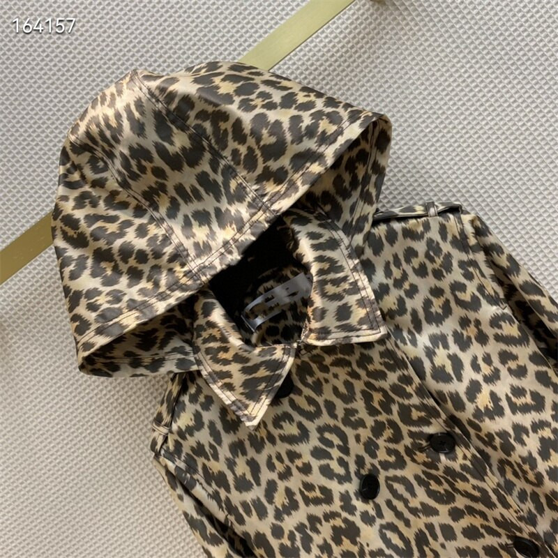 2022. gada pavasara jauna divrindu vidukļa jostas dizaina leoparda raksta vējjaka ar kapuci liela zīmola sieviešu modes vidēja garuma jaka