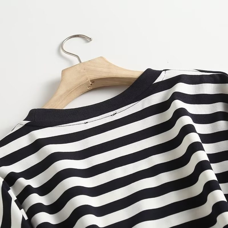 Modishdutti 2022, sügisene naiste mood, pikkade varrukatega kootud kampsun, naiste kaelusega triibuline lihtne vabaaja pullover