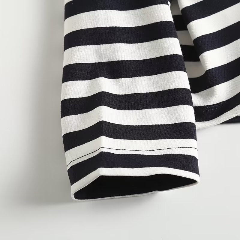 Modishdutti 2022, sügisene naiste mood, pikkade varrukatega kootud kampsun, naiste kaelusega triibuline lihtne vabaaja pullover