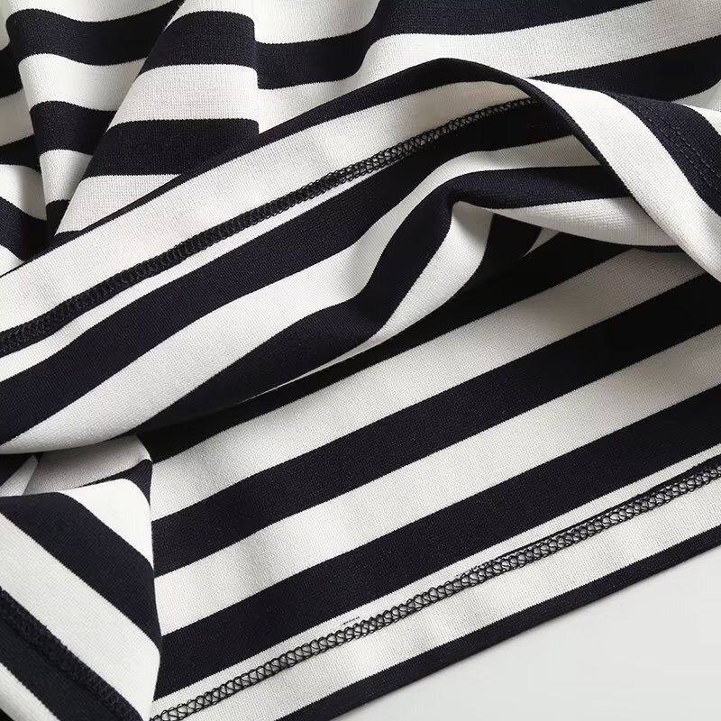 Modishdutti 2022, sügisene naiste mood, pikkade varrukatega kootud kampsun, naiste kaelusega triibuline lihtne vabaaja pullover