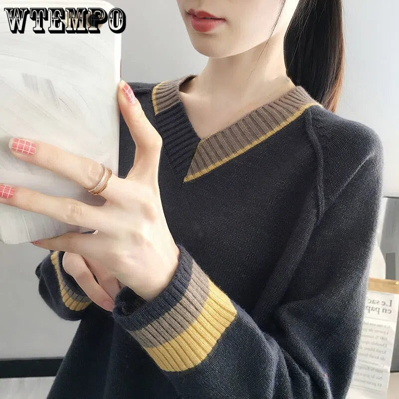 Brīvs un plāns V veida kakla izgriezuma kontrasta krāsas šuvju džemperis korejiešu versijā, ko var valkāt ārpusē. Blūze ar trikotāžas apakšu