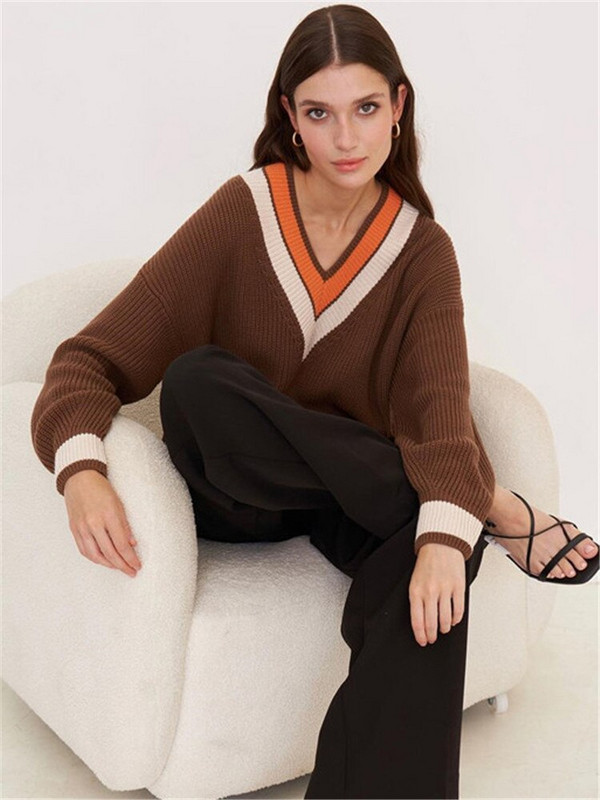 Rudens ziemas brūns dāmu džemperi ar garām piedurknēm, brīviem V veida kakla izgriezumiem, svītrains krāsains džemperis sievietēm, elegants trikotāžas modes tops