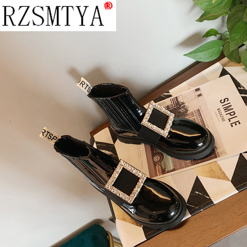 Φθινοπωρινό Χειμερινό λουστρίνι δερμάτινα μποτάκια Γυναικείες μπότες μοτοσυκλέτας Γυναικεία παπούτσια Γυναικεία παχιά σόλα με πόρπη πανκ μπότες A070