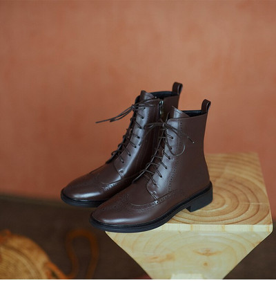 Mīkstas ādas vidēja izmēra zābaki Mārtiņa zābaki Bezmaksas piegāde Britu stila tievs, biezs apakšējais sieviešu zābaki Rudens/ziemas paisums