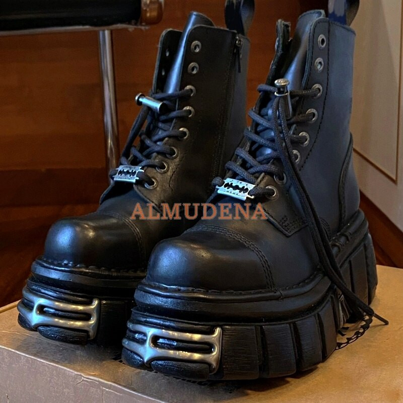 Γυναικείες μπότες αθλητικών παπουτσιών σε μαύρο πανκ στυλ Πλατφόρμα με στρογγυλά δάχτυλα Μποτάκι με κορδόνια Cool μεταλλικές δερμάτινες μπότες για κορίτσια 2022 Νέο