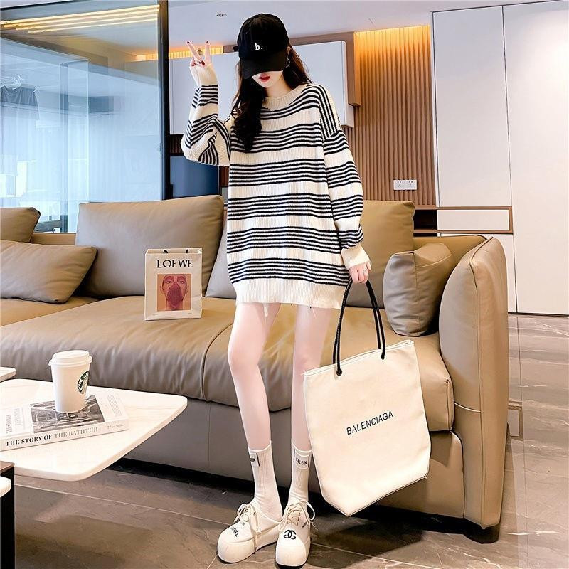 Ikdienišķs, brīvs, svītrains sieviešu džemperis ar apaļu apkakli