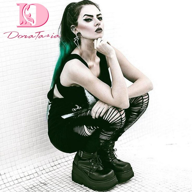 Zīmola dizains sieviešu zābaki ar augstu platformu Modes sieviešu zābaki rāvējslēdzēja šņorējami augsti papēži 2021. gada gotikas ielas ķīļveida apavi sievietēm