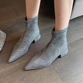 SIEVIEŠU ZĀBAKI Īsi zābaki ar rāvējslēdzēju Sieviešu ikdienas mirdzoši apavi 2022. g. Jauna modes smaila purngala, zema papēža luksusa sievietēm