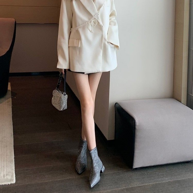 SIEVIEŠU ZĀBAKI Īsi zābaki ar rāvējslēdzēju Sieviešu ikdienas mirdzoši apavi 2022. g. Jauna modes smaila purngala, zema papēža luksusa sievietēm