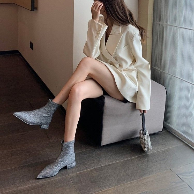 SIEVIEŠU ZĀBAKI Īsi zābaki ar rāvējslēdzēju Sieviešu ikdienas mirdzoši apavi 2022. g. Jauna modes smaila purngala, zema papēža luksusa sievietēm