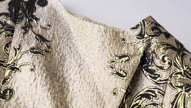 2019. gada pavasara rudens modes korejiešu sieviešu mētelis ar ziedu rotājumu, zeltains, garais mētelis ar augstu jostasvietu, kroku 5xl.