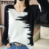 V-veida kakla izgriezumu var valkāt ārēji, lai parādītu plānu un vaļīgu korejiešu džemperi rudens un ziemas vairumtirdzniecībā