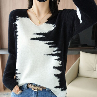 V-veida kakla izgriezumu var valkāt ārēji, lai parādītu plānu un vaļīgu korejiešu džemperi rudens un ziemas vairumtirdzniecībā