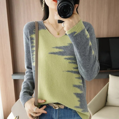 V-veida kakla izgriezumu var valkāt ārēji, lai parādītu plānu un vaļīgu korejiešu džemperi rudens un ziemas vairumtirdzniecībā