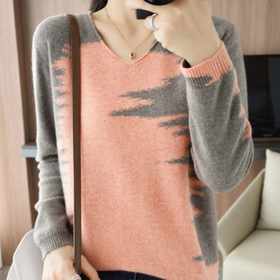 V-veida kakla izgriezumu var valkāt ārēji, lai parādītu plānu un vaļīgu korejiešu džemperi rudens un ziemas vairumtirdzniecībā