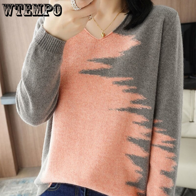 V-veida kakla izgriezumu var valkāt ārēji, lai parādītu plānu un vaļīgu korejiešu džemperi rudens un ziemas vairumtirdzniecībā