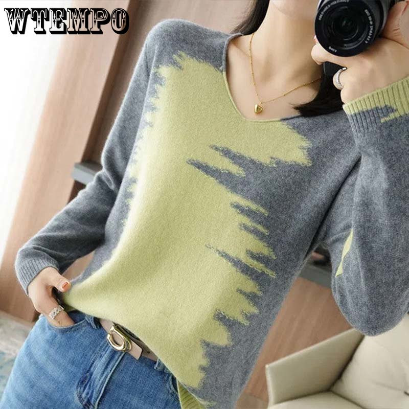 V-veida kakla izgriezumu var valkāt ārēji, lai parādītu plānu un vaļīgu korejiešu džemperi rudens un ziemas vairumtirdzniecībā