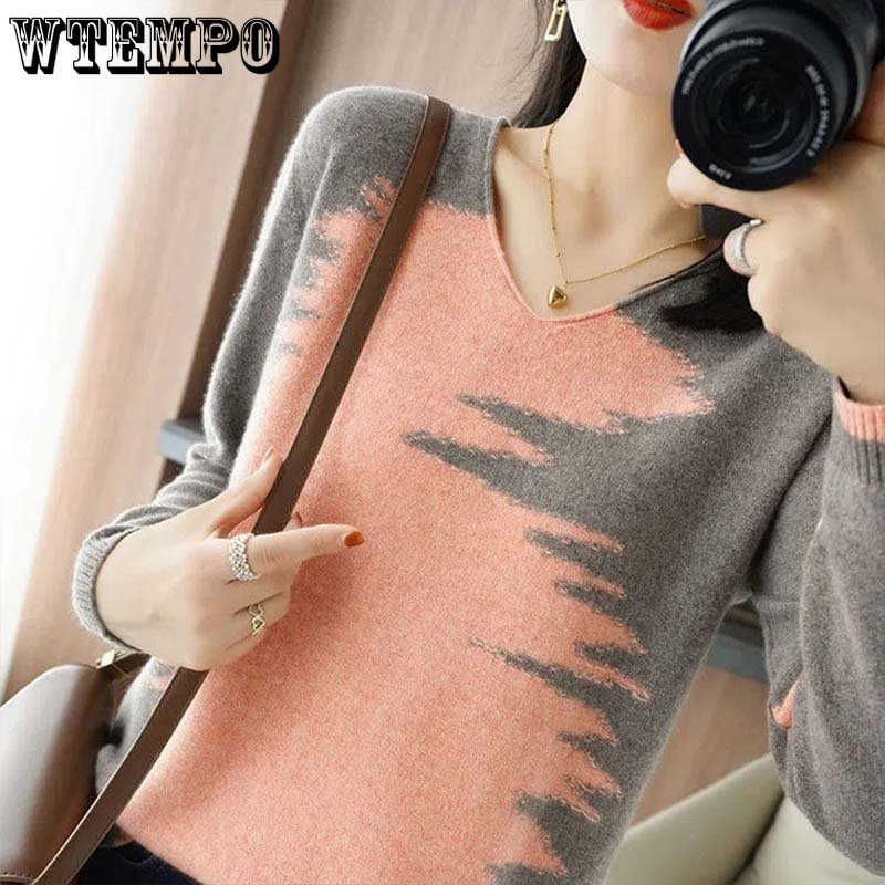 V-veida kakla izgriezumu var valkāt ārēji, lai parādītu plānu un vaļīgu korejiešu džemperi rudens un ziemas vairumtirdzniecībā