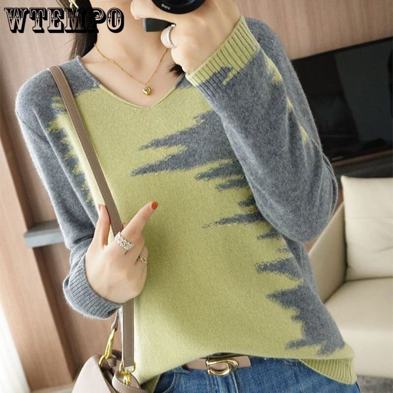 V-veida kakla izgriezumu var valkāt ārēji, lai parādītu plānu un vaļīgu korejiešu džemperi rudens un ziemas vairumtirdzniecībā