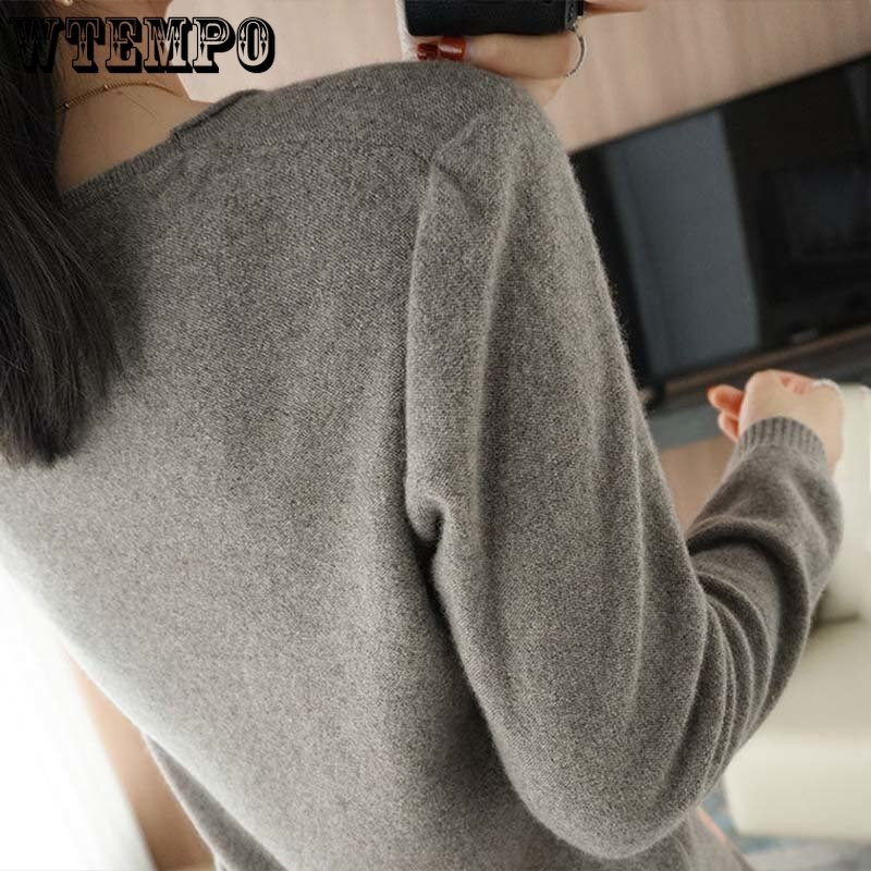 V-veida kakla izgriezumu var valkāt ārēji, lai parādītu plānu un vaļīgu korejiešu džemperi rudens un ziemas vairumtirdzniecībā