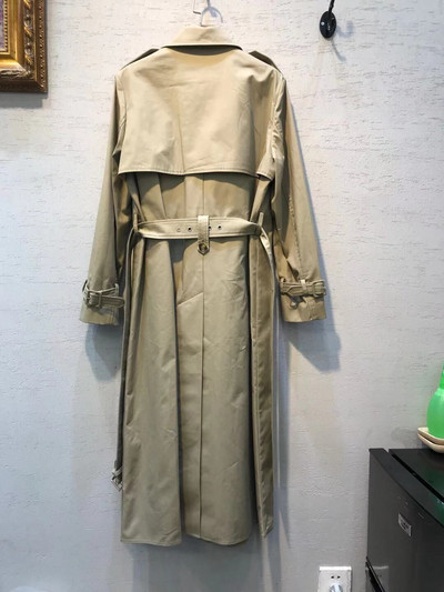 Sieviešu 2021. gada rudens, garais mētelis ar garām piedurknēm ar dubultrindām, jostasvietā piesieti modes mēteļi