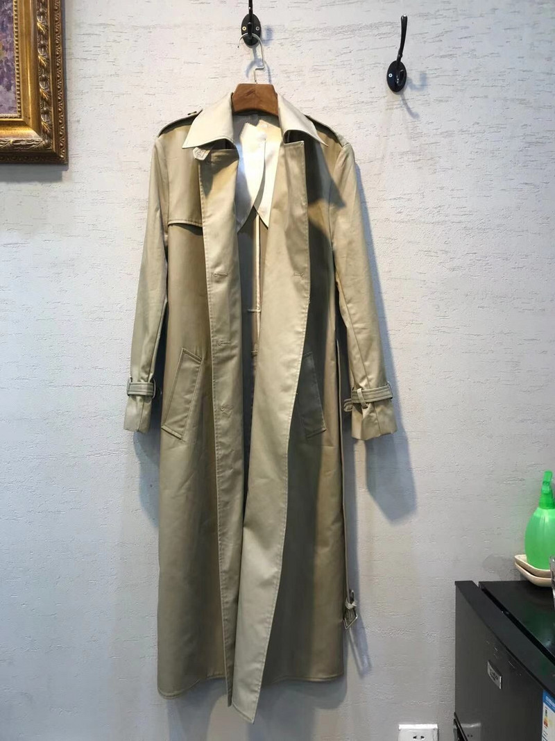 Sieviešu 2021. gada rudens, garais mētelis ar garām piedurknēm ar dubultrindām, jostasvietā piesieti modes mēteļi