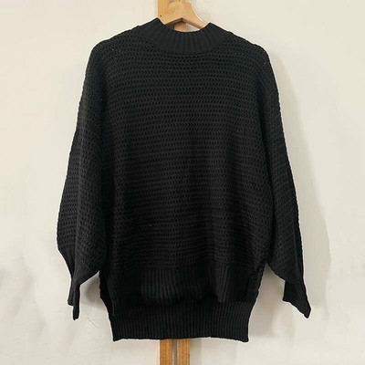 Vienkāršs, moderns ziemas, jauns vienkrāsains džemperis ar daļēji augstu apkakli, silts, brīvs sānu griezums, melns bēšs sieviešu džemperis