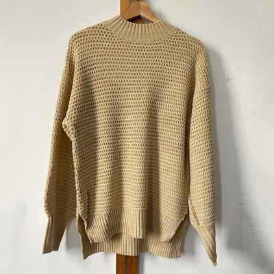 Vienkāršs, moderns ziemas, jauns vienkrāsains džemperis ar daļēji augstu apkakli, silts, brīvs sānu griezums, melns bēšs sieviešu džemperis